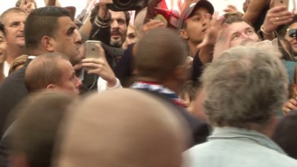 Foot - L1 - PSG : Le premier bain de foule de Mbappé