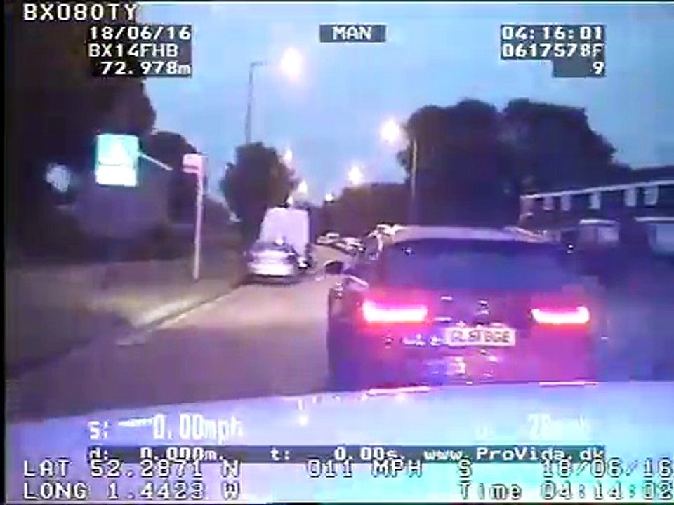 Des braqueurs réussissent à échapper à la police avec une Audi ayant 2 pneus crevés