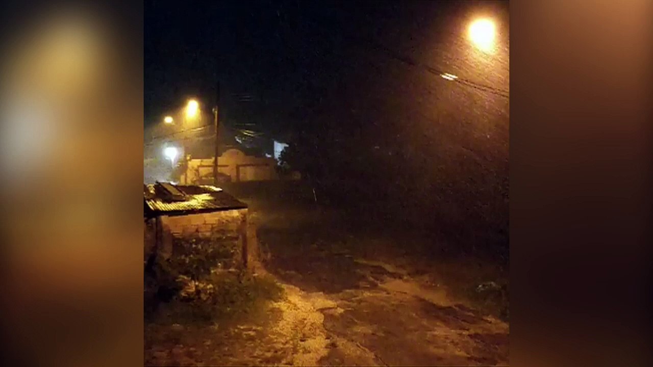 El huracán Irma toca tierra y avanza por el Caribe