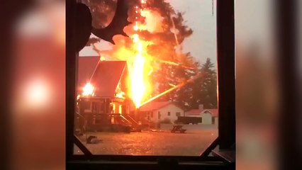 La foudre frappe un arbre juste devant eux !