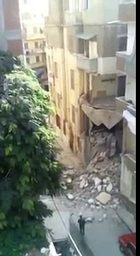 تداول فيديو للحظة انهيار عقار محرم بك فى الإسكندرية على فيس بوك