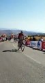 Maxim Belkov se fait pousser par un spectateur lors de la 12e étape de la Vuelta