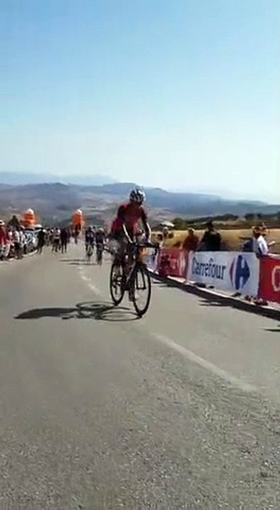 Maxim Belkov se fait pousser par un spectateur lors de la 12e étape de la Vuelta
