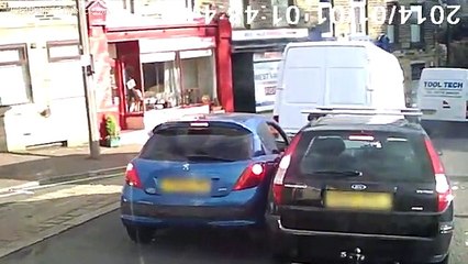 Mondeo's attempt to overtake are blocked by other cars