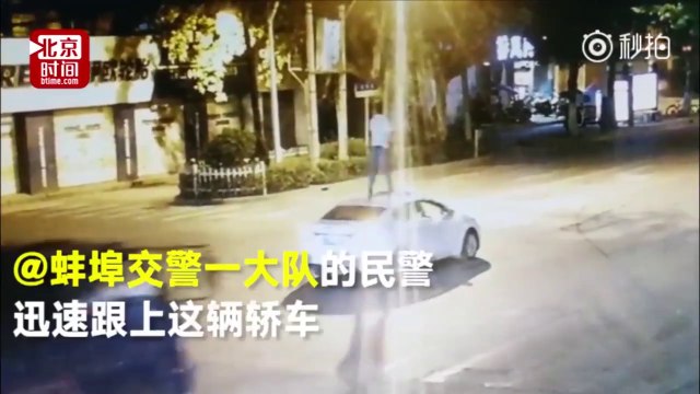 Ce conducteur bourré roule debout sur le toit de la voiture