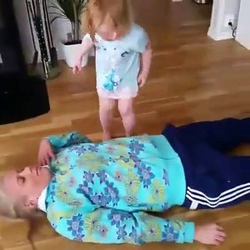 Cette fillette peut vous sauver la vie, elle sait mettre une personne en Position Latérale de Sécurité !