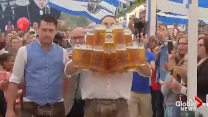 Un homme remporte le record du monde du porté de bières en Allemagne
