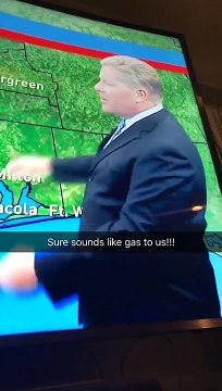 Un présentateur météo tente de cacher son pet mais ça fait du bruit ! LOL