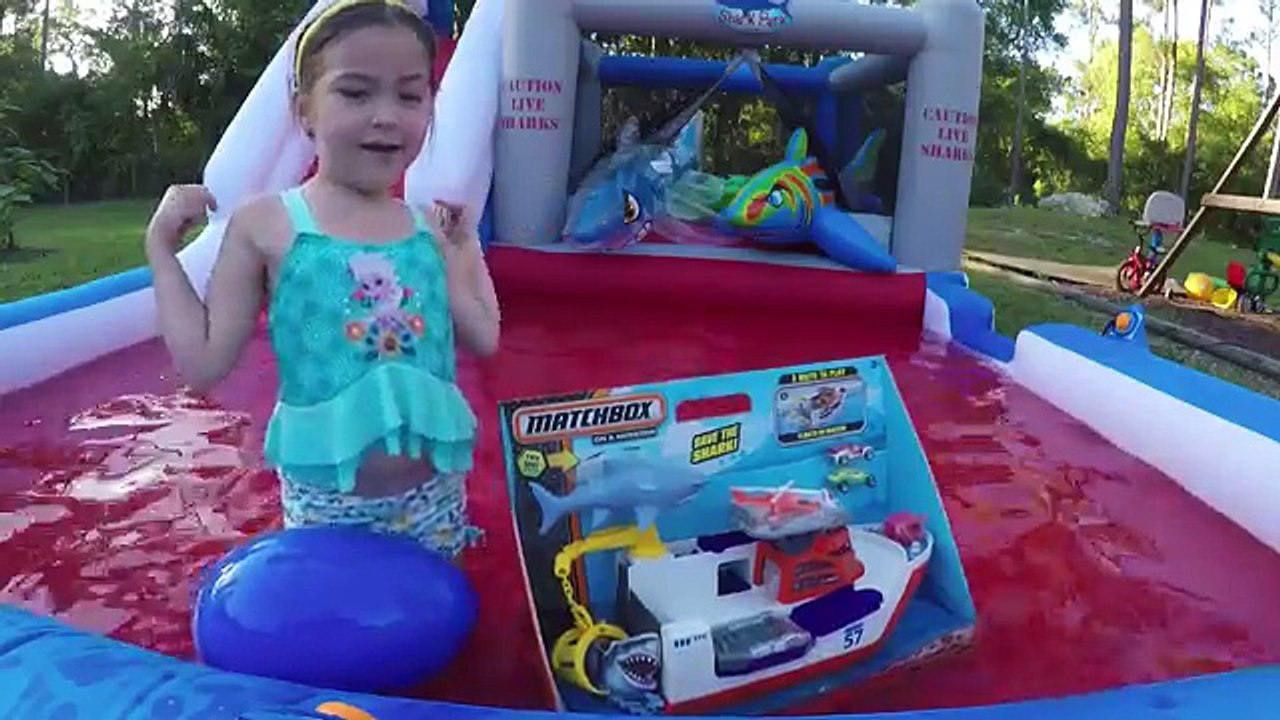 Здорово коробок спичек легковые автомобили ванна Игрушки акула корабль действительно плавает огромный яйцо сюрприз Игрушки кальмар и т