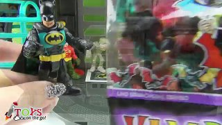 Homme chauve-souris escroquerie avec rouge-gorge et prison jouets moto Batcave