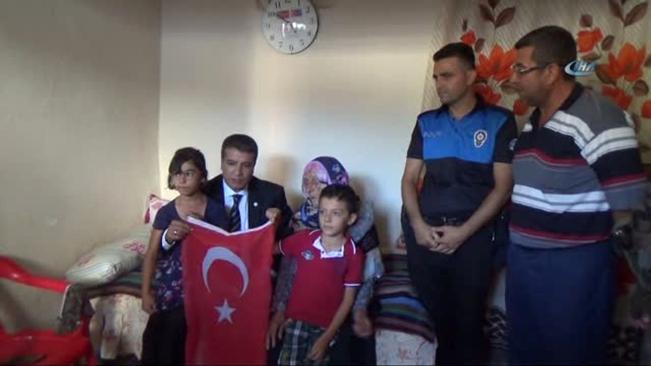 Çöpten Çıkardığı Bayrağı Öpen Nineye Bayrak Hediye Edildi