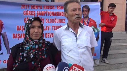 Yozgat Dünya Şampiyonu ve Üçüncüsü Güreşçilere Coşkulu Karşılama