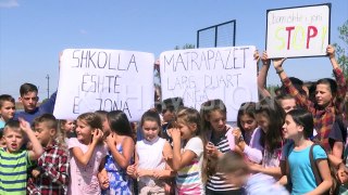 Në Prelez të Jerlive kundërshtohet privatizimi i oborrit të shkollës