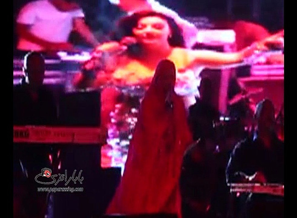 مساعدة صافينار ترتدي الازدال الاسلامي وتلقنها كلمات