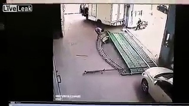 Trabajador es aplastado por pesado portón