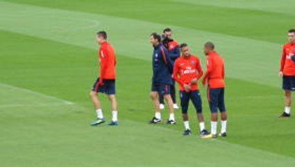 Kylian Mbappe trains with PSG teammates