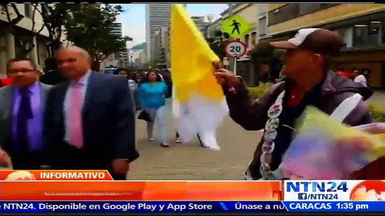 Feligreses se congregan a los alrededores de la calle 26 en Bogotá para presenciar la llegada del papa Francisco a Colom