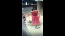 Polícia divulga imagens de mulher furtando produtos em lojas de shopping
