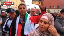 لاجئ سورى يرفع علم بلاده فى ألمانيا ويشكر ميركل