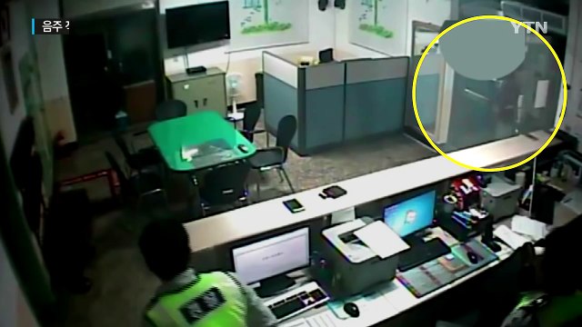 음주 적발 불만 60대, 파출소 찾아가 엽총 난사 / YTN (Yes! Top News)