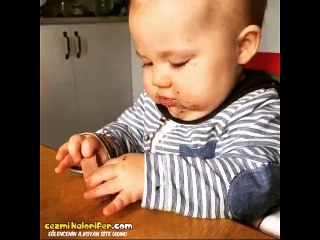 Evladına Sumatra Öküzü Taklidi Yaparken Korkmasına Sebep Olan Baba