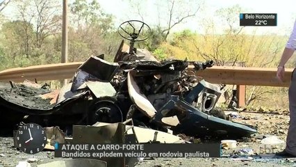 Bandidos explodem carro-forte em rodovia de SP