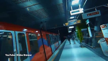 Đùa giỡn với tử thần, đôi bạn rủ nhau nhảy sông từ nóc tàu điện