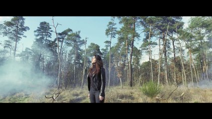 No Control (Remix )  performed by Laura Mendes.