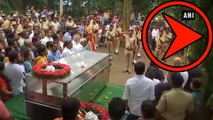 Gauri Lankesh Last rites : ప్రభుత్వ లాంచనాలతో గౌరి లంకేష్ అంత్యక్రియలు, సీఎం, మంత్రులు హాజరు : video