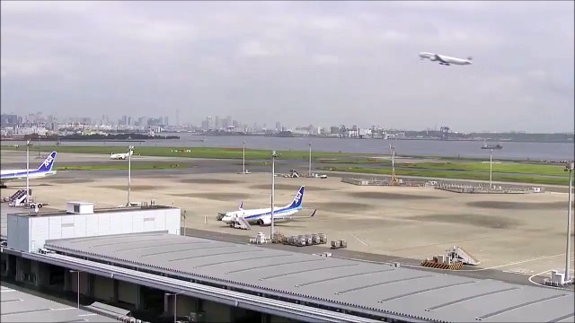 Un avion qui aspire un oiseau au décollage ça donne ça... Flammes dans le réacteur