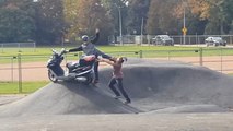 Il fait du scooter dans un skate park et ça finit mal.