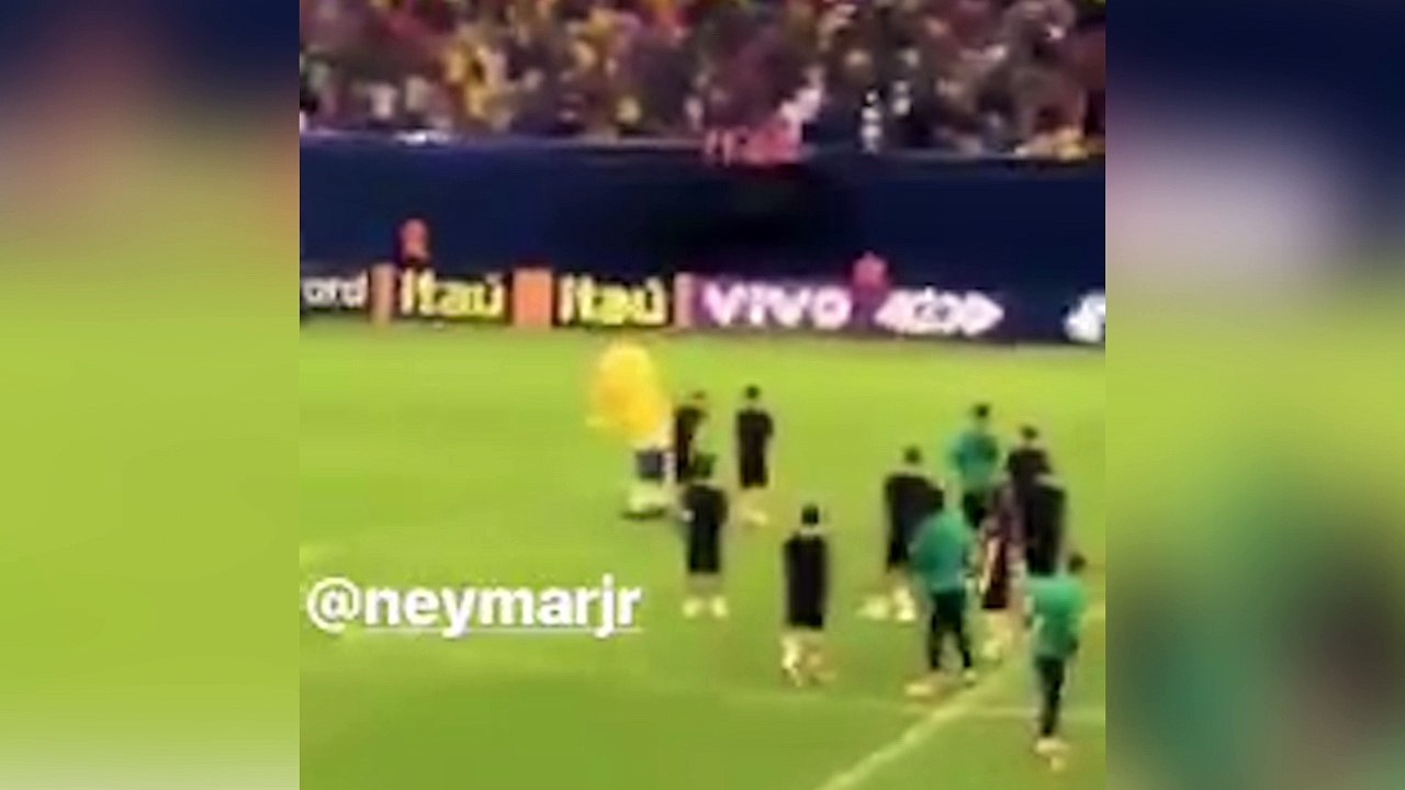 Quand Neymar et Coutinho martyrisent la mascotte du Brésil