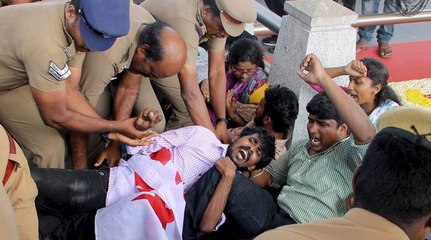 ஜெயலலிதா சமாதியில் அமர்ந்து  போராடிய மாணவர்கள்-வீடியோ