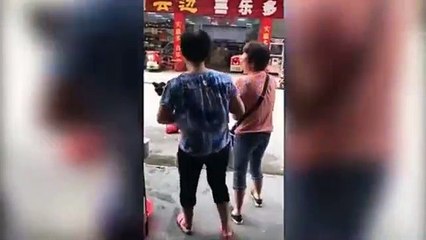 Cette femme accouche en pleine rue et repart avec son bébé sous le bras