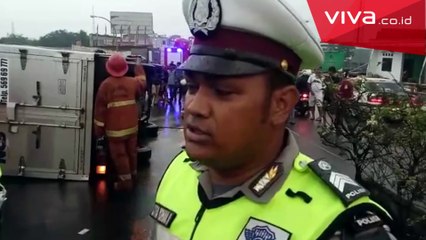 Hujan Deras di Depok, Truk Boks Terbalik Lukai 2 Orang