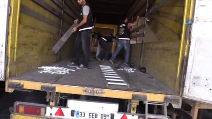 Alüminyum Çıtalara Bin 860 Adet Cep Telefonu Sakladılar