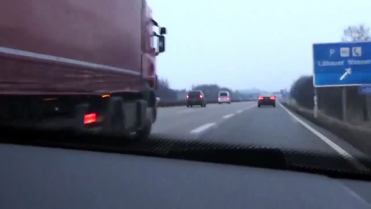 Il tente d’échapper à la police à 240 km/h sur l’autoroute mais ça finit vraiment mal