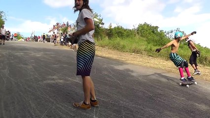 Download Video: Il frappe sa tête sur la route en tombant de son skate longboard !! Merci le casque..