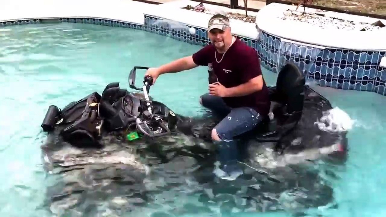 Il roule en QUAD dans sa piscine... VIVE LES AMERICAINS !!