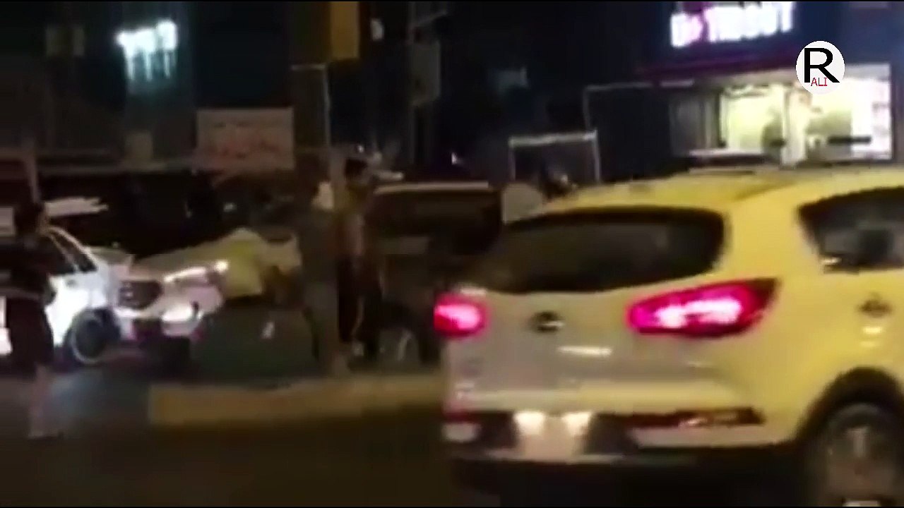 إمراة تستخدم العصا الكهربائية لتدافع عن نفسها امام مجموعة من الشباب المتحرشين !