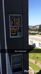 Ils invitent les voisins à l'aide de Post-It