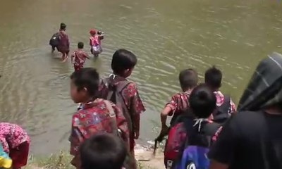 Perjuangan Siswa Siswi SD Pergi ke Sekolah
