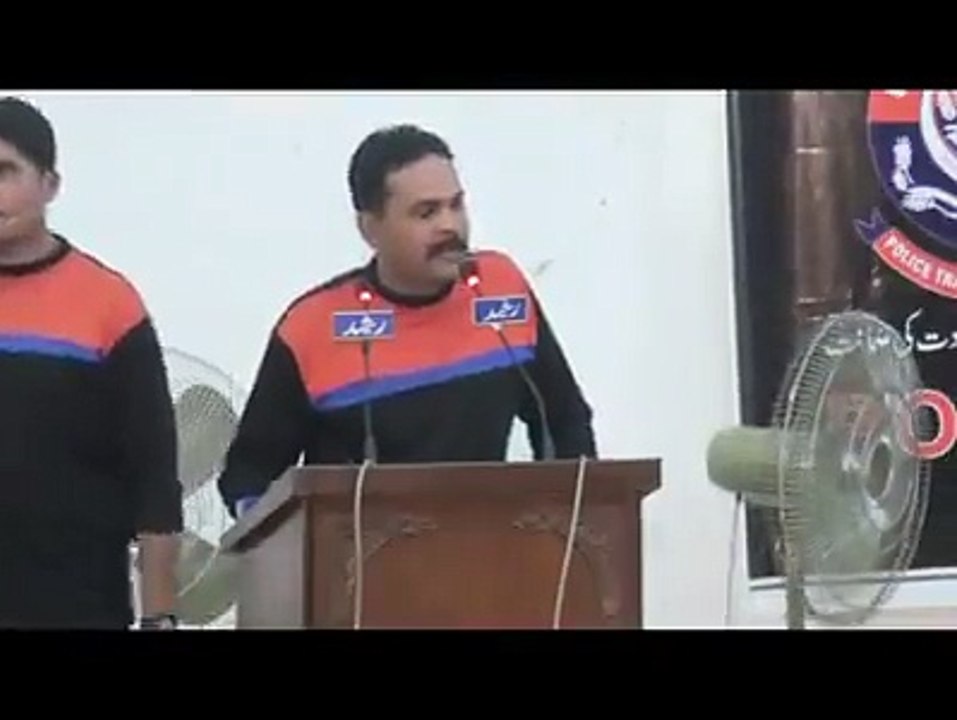 ڈولفن پولیس کے نوجوان نے محفل میں ہلچل مچا دی. ایسی خوبصورت غزل گائی کہ جسے سن کر آپ کو بھی سرور آجائے گا۔ ویڈیو: میاں