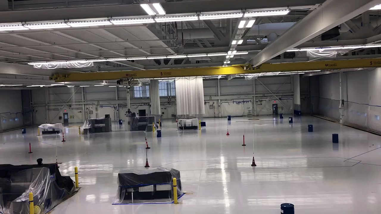 Test d'extinction d'incendie avec de la mousse dans un entrepôt d'hélicoptères