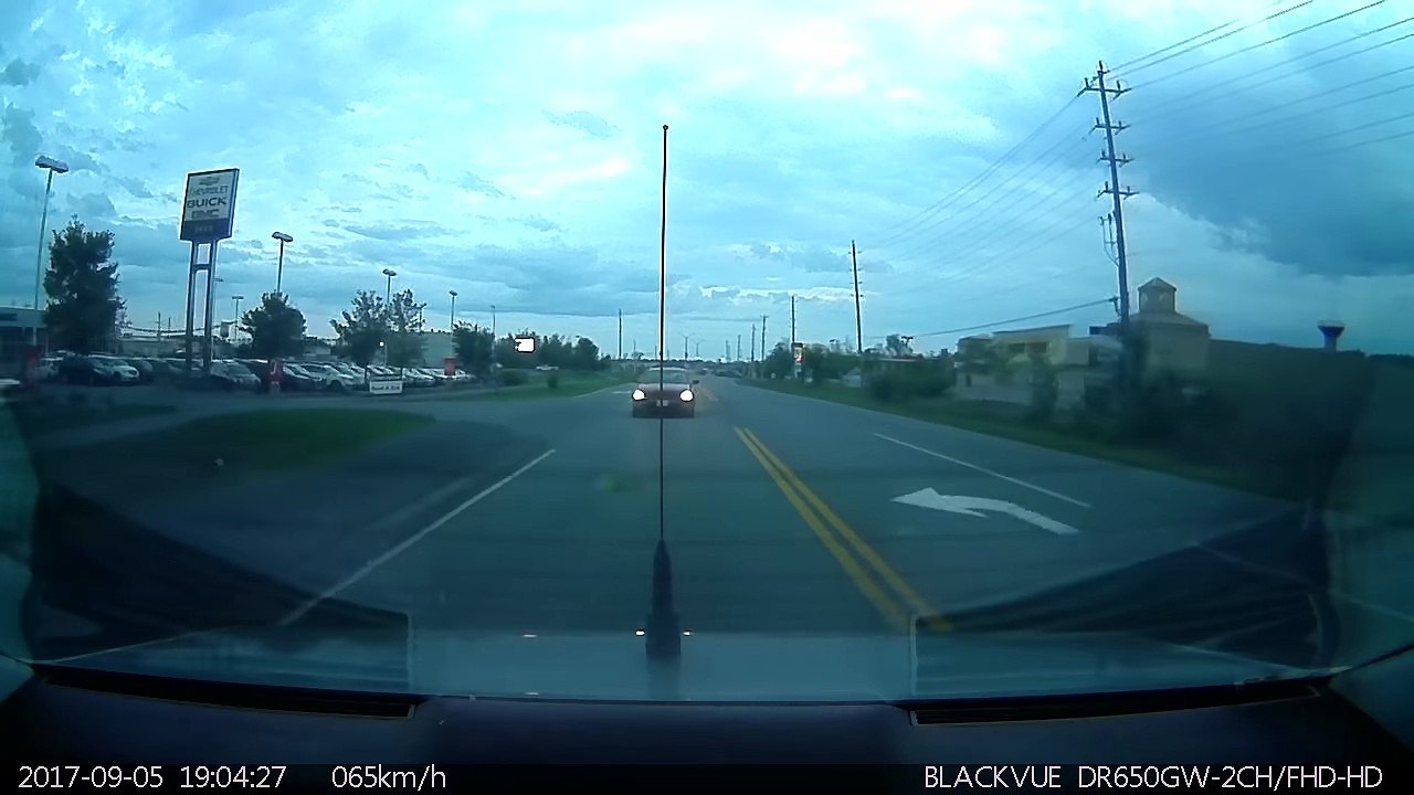 Ivre au volant, il fait un vol plané et percute un feu tricolore