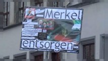 Abucheos y tomates contra Merkel