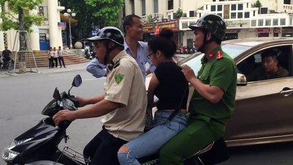 CSGT và công an áp giải nữ tăm tặc về đồn công an