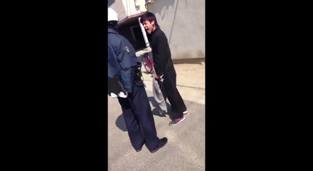【めっちゃ】キチガイヤンキー君が警察官に喧嘩吹っかける【ダサい】