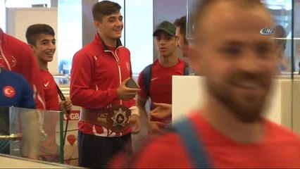 Dünya Şampiyonu Güreşçiye Davul-zurnalı Karşılama