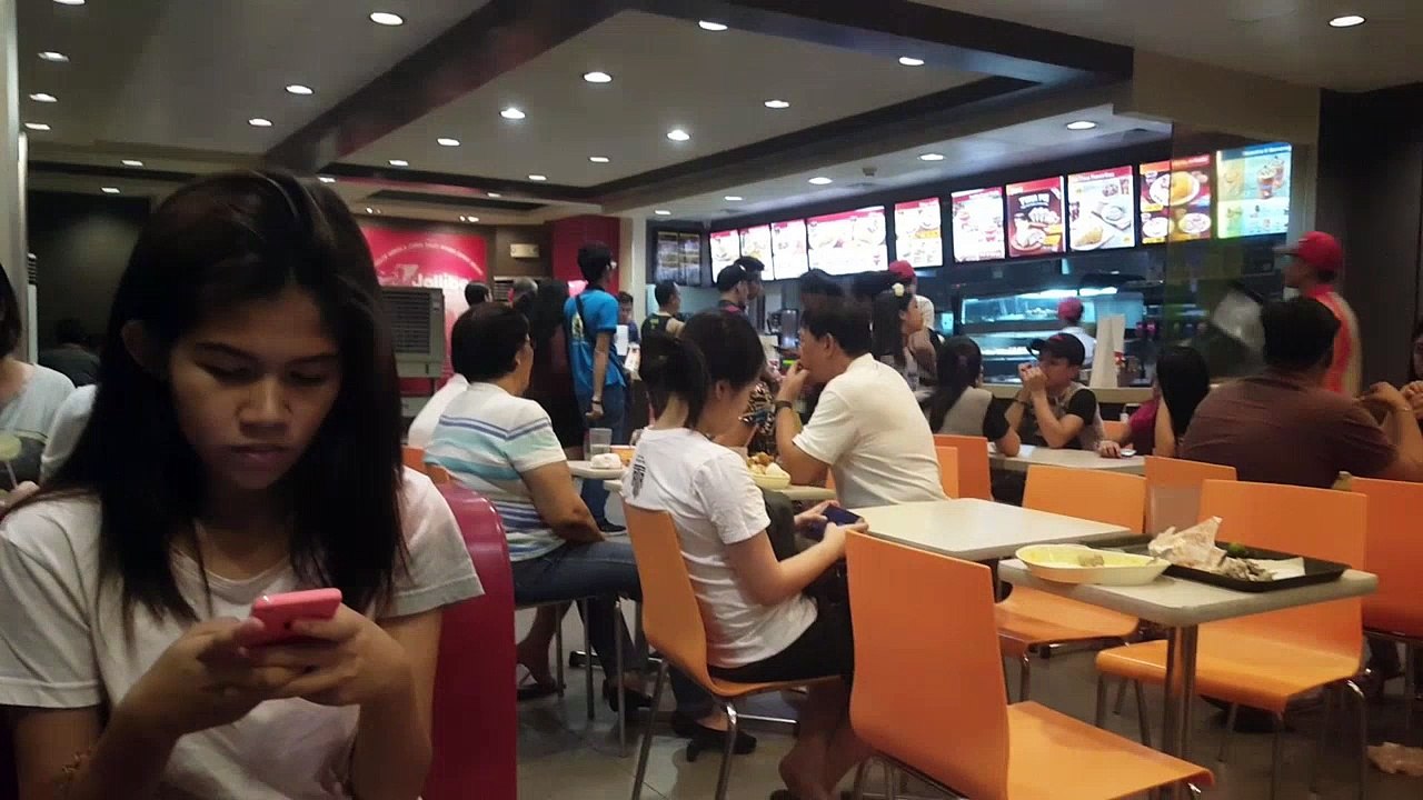 Ina cena da Jollibee a Manila